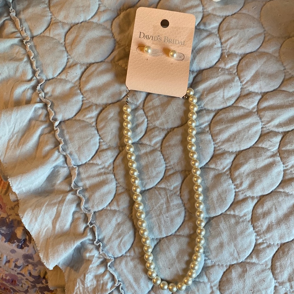David’s Bridal pearl necklace set